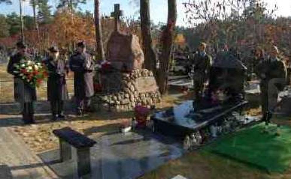 Delegacja żołnierzy z 3. Warszawskiej BROP przy grobie ppłk Roberta MAJA /fot. Krzysztof Gogo