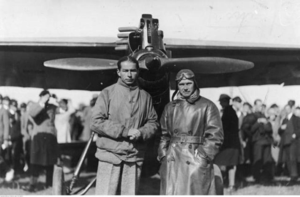 Pilot Franciszek Żwirko (z prawej) i konstruktor lotniczy Stanisław Wigura przed samolotem RWD-4. (fot. NAC)