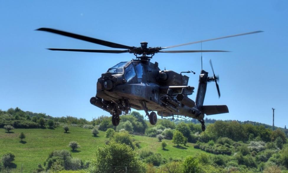 AH-64 Apache w locie nad ziemią (fot. Erich Backes / US Army)