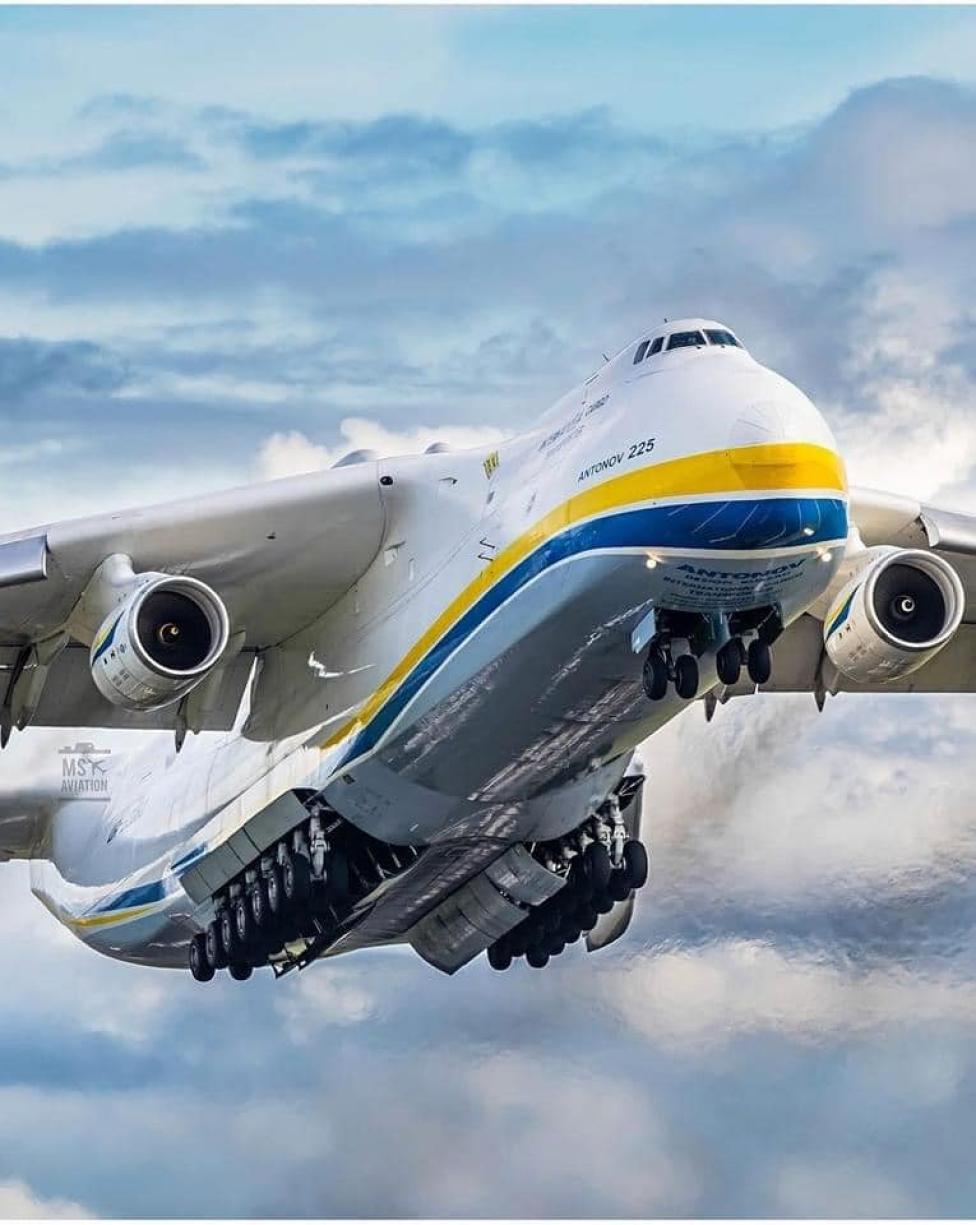 An-225 "Mrija" w locie - widok z przodu z bliska (fot. Rada Miasta Bucza/Facebook)
