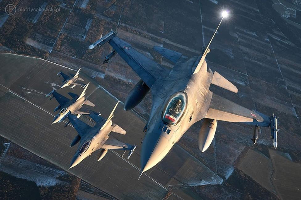 Cztery samoloty F-16 polskich Sił Powietrznych w locie - widok z góry (fot Piotr Łysakowski)