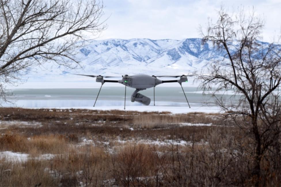 Dron w locie zimą - góry w tle (fot. Lockheed Martin)