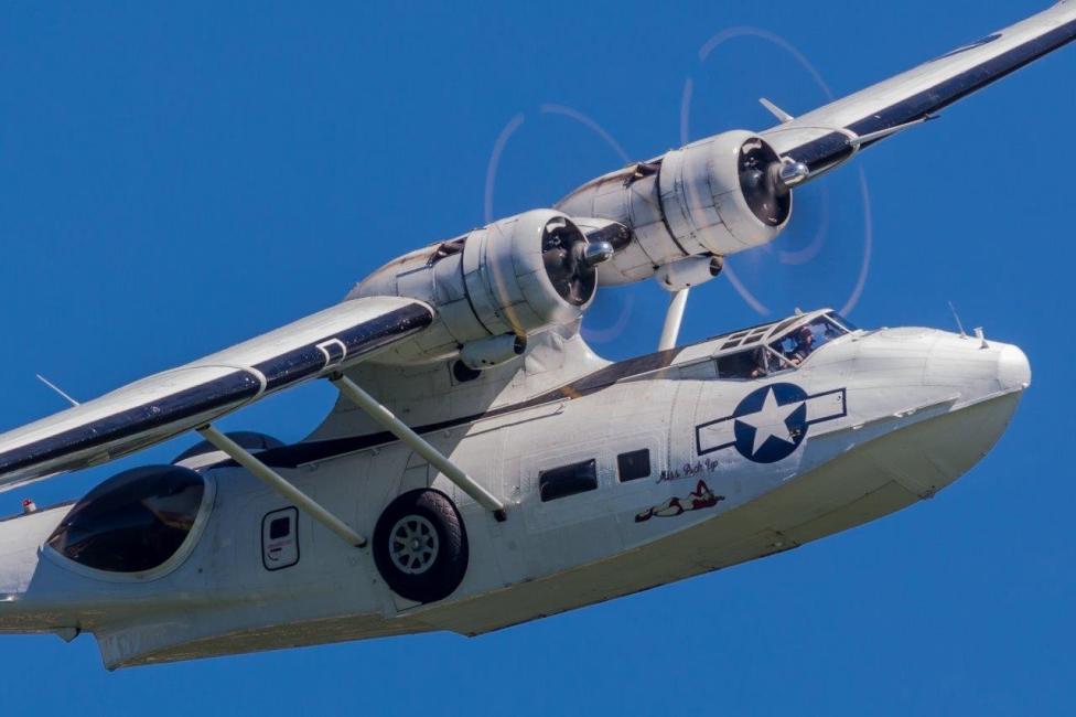 PBY 5A Catalina w locie - widok z bliska (fot. Aeroklub Krainy Jezior)
