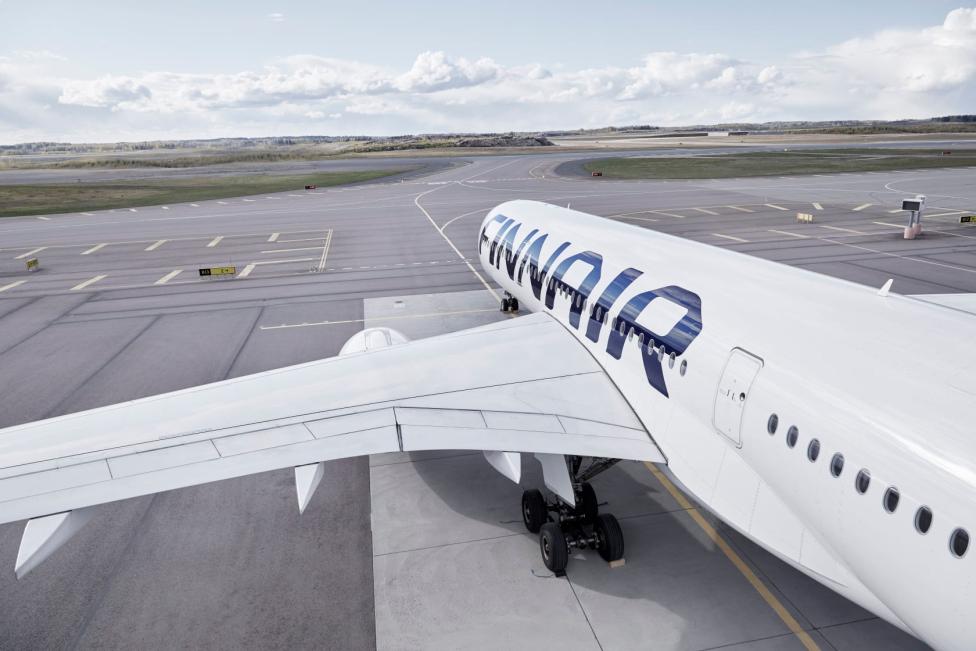 Samolot Finnair na płycie lotniska - widok z góry z tyłu na pas startowy (fot. Finnair)