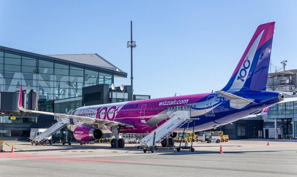 A321-231 linii Wizz Air przed terminalem lotniska w Gdańsku (fot. airport.gdansk.pl)