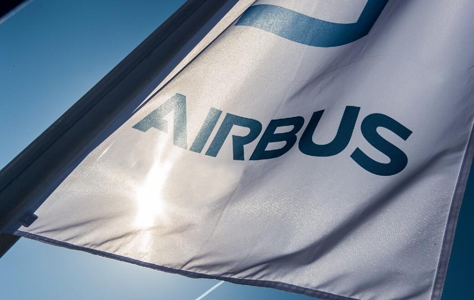 Airbus - flaga z logo (fot. Airbus)