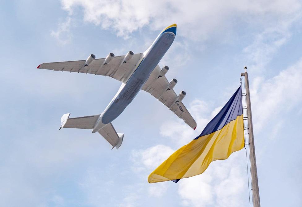 An-225 Mrija w locie - widok z dołu z flagą Ukrainy (fot. Antonov Company)