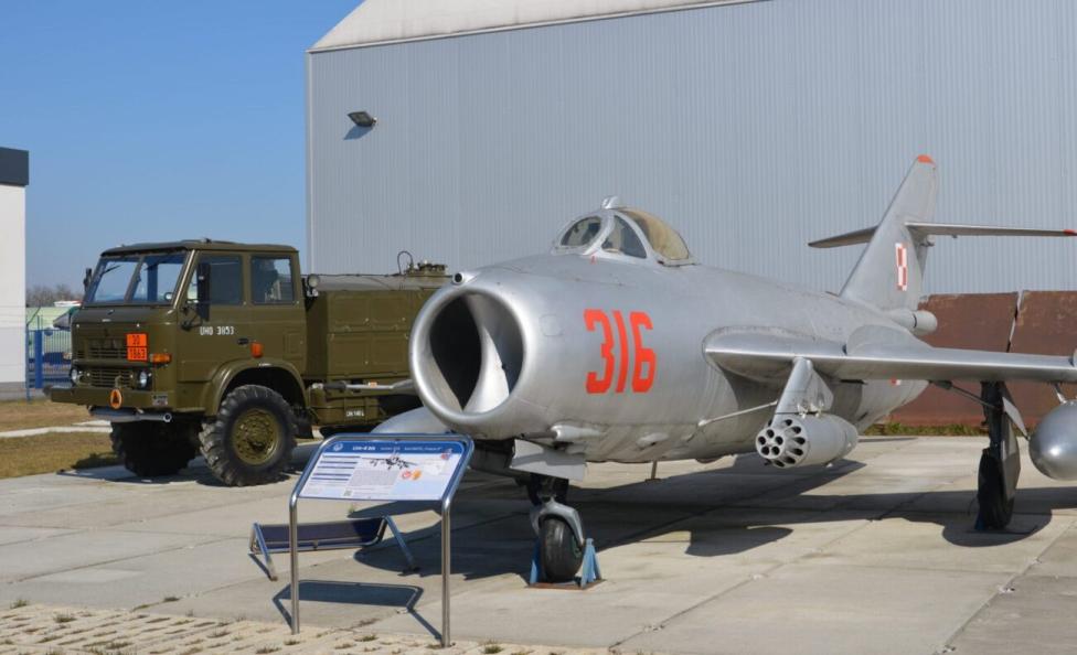 Cysterna CD-5 obok samolotu Lim-5 (fot. muzeumsp.pl)