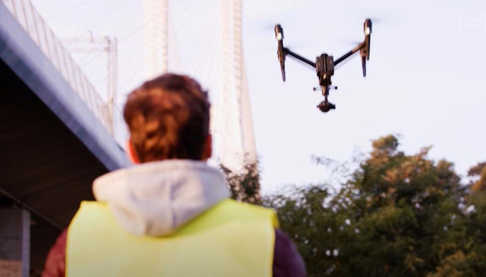 Dron i jego operator (fot. kadr z filmu Creotech Instruments)
