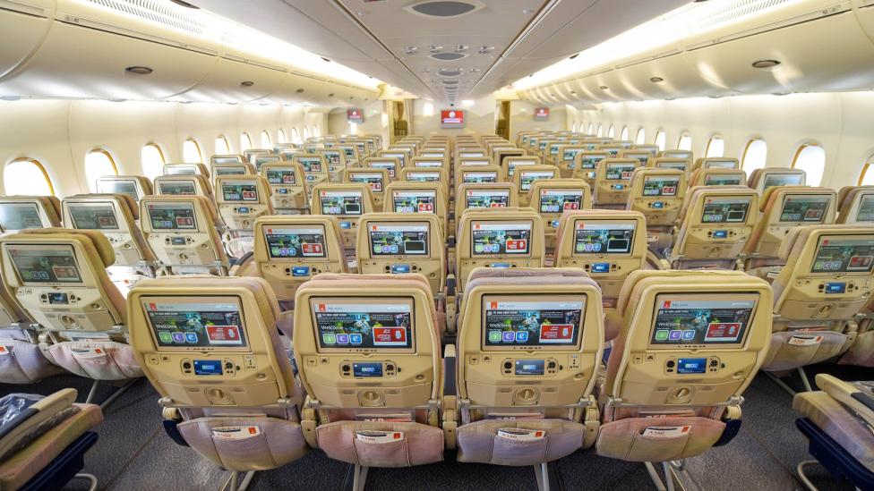 Ekrany telewizyjne w fotelach samolotu linii Emirates (fot. Emirates)