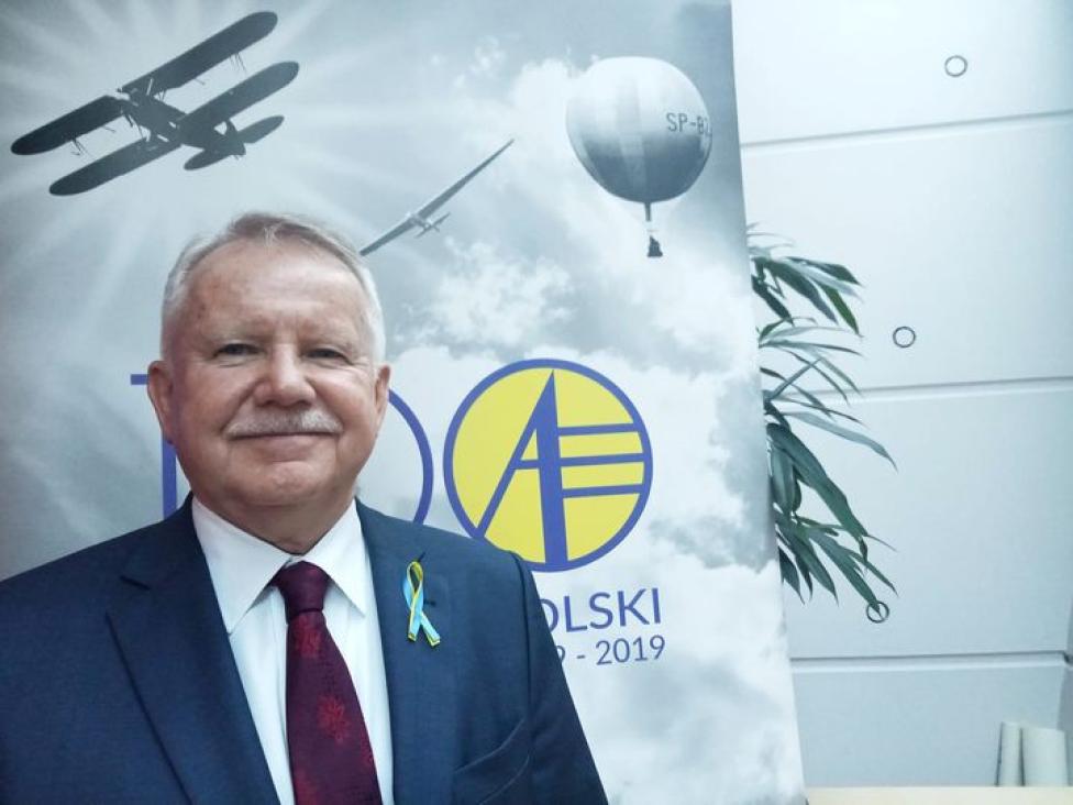 Jerzy Makula - na tle banera (fot. Aeroklub Polski)