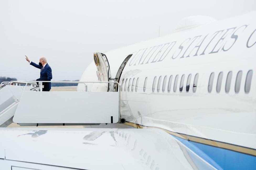 Joe Biden, Prezydenta USA wychodzi z Air Force One (fot. President Joe Biden/FB)