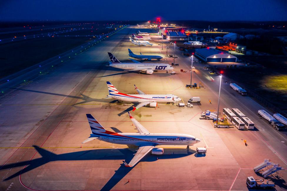 Port Lotniczy Katowice - widok z góry na płytę lotniska i samoloty w nocy (fot. Piotr Adamczyk)