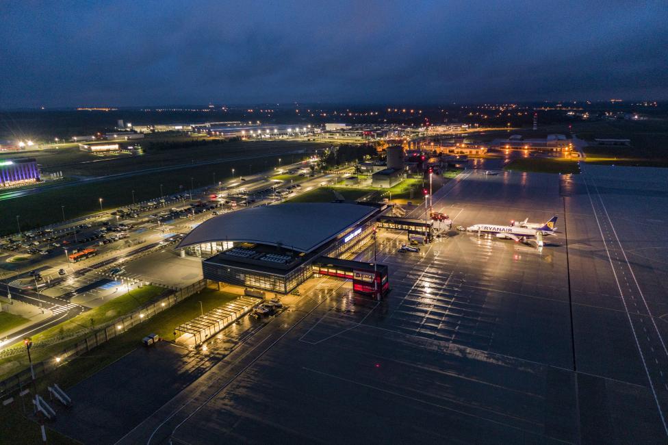 Port Lotniczy Rzeszów-Jasionka - widok z góry na płytę i terminal w nocy (fot. Robert Neumann/materiały prasowe Portu Lotniczego Rzeszów-Jasionka)
