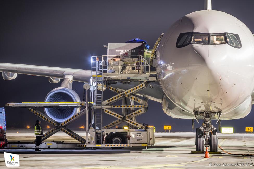 Rozładunek samolotu z pomocą humanitarną na lotnisku Katowice (fot. Piotr Adamczyk/PR KTW)