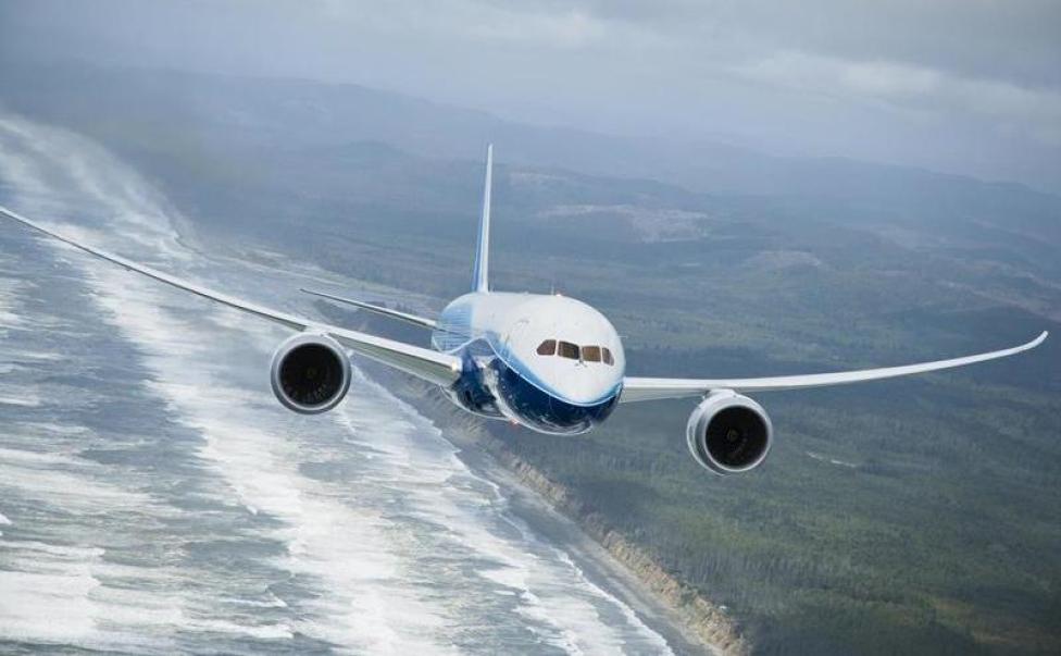 Samolot pasażerski Boeinga w locie nad brzegiem morza - widok z przodu (fot. Boeing)