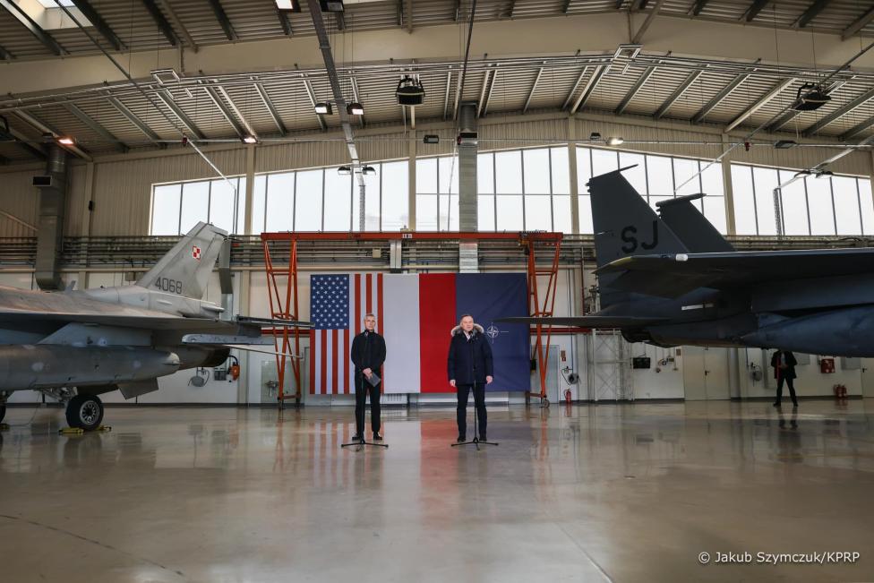 Sekreterz generalny NATO Jens Stoltenberg i prezydent Andrzej Duda w hangarze 32.BLT w Łasku (fot. Jakub Szymczuk/KPRM)