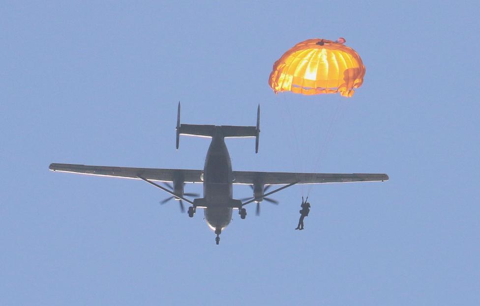 Skok spadochronowy z samolotu transportowego M-28 Bryza (fot. kpt. Ewa Złotnicka)