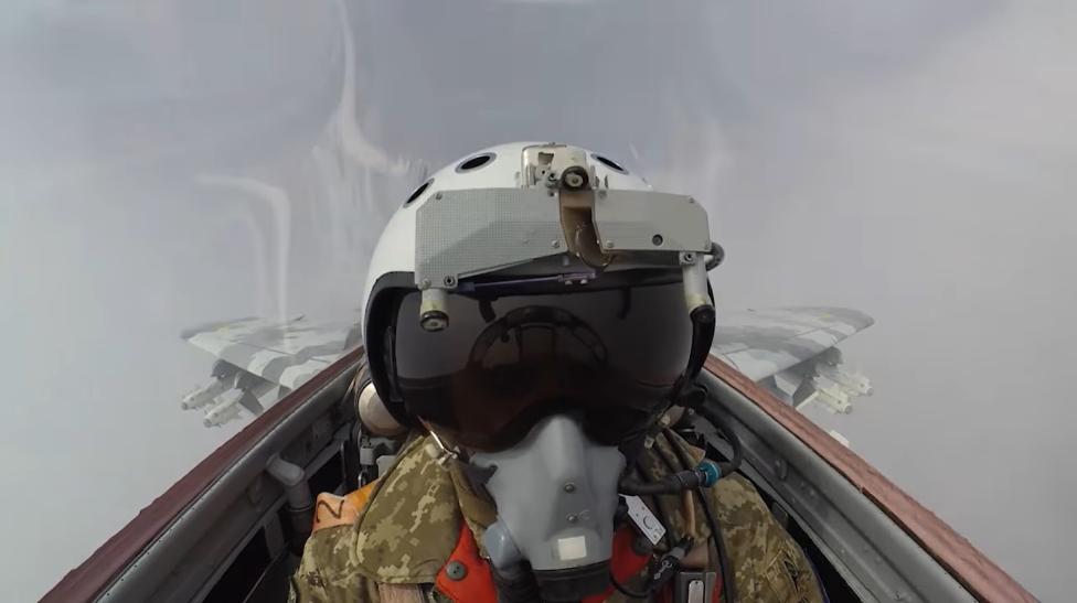 Ukraiński pilot za sterami samolotu podczas akcji (fot. kadr z filmu/Naczelny Dowódca Sił Zbrojnych Ukrainy)