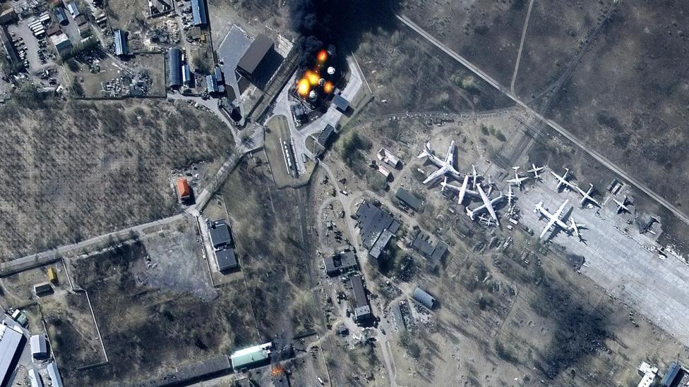 Zakłady lotnicze Antonow pod Kijowem zostały ostrzelane (fot. Satellite image (c) 2022 Maxar Technologies, zdjęcie ilustracyjne)