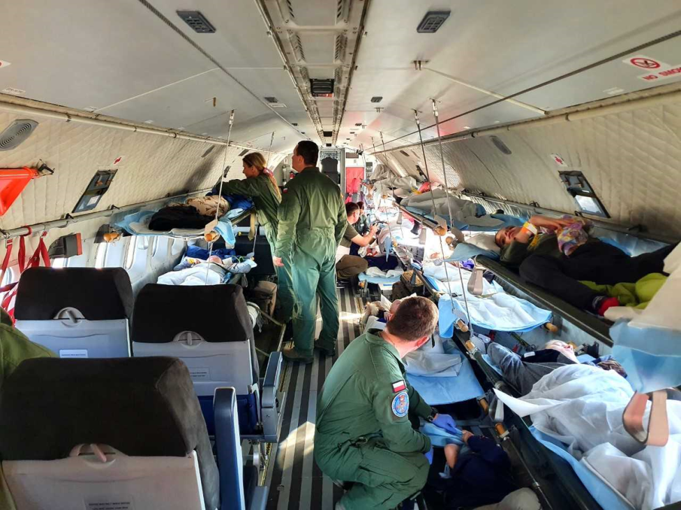 Zespół Ewakuacji Medycznej 8.BLTr podczas transportu lotniczego ukraińskich dzieci (fot. 8.BLTr)