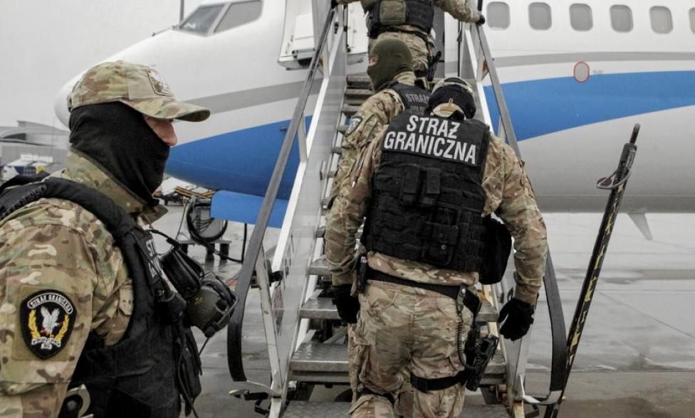 Zespół Interwencji Specjalnych SG wchodzi pokład samolotu (fot. nadodrzanski.strazgraniczna.pl)