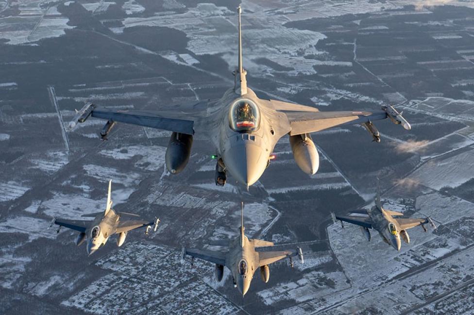 Cztery samoloty F-16 polskich Sił Powietrznych w locie - widok z przodu (fot. st. sierż. Piotr Gubernat/CC DORSZ)
