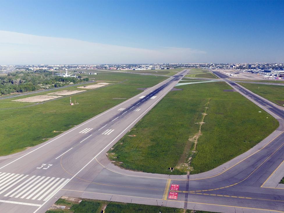 Lotnisko Chopina - droga startowa numer 3 (15-33) (fot. lotnisko-chopina.pl)