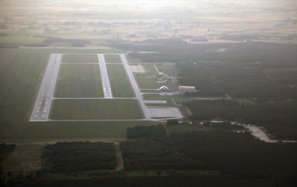 Powidz (EPPW) lotnisko wojskowe - pasy 29L i 29R (fot. Bogusław S. Kafarski)