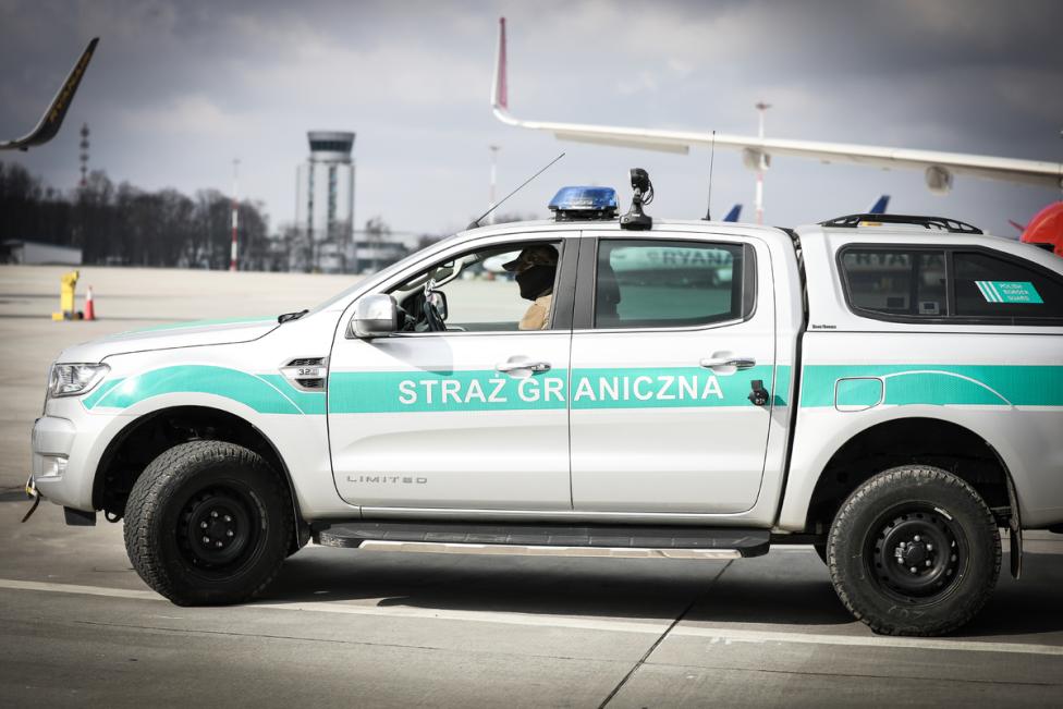 Samochód Straży Granicznej na płycie lotniska w Krakowie-Balicach (fot. Karpacki OSG)