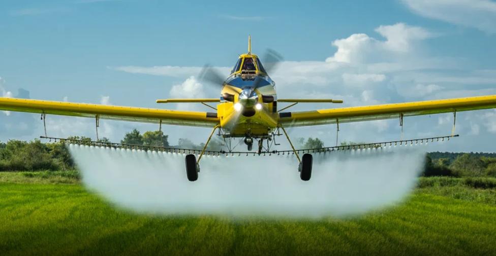 Samolot agrolotniczy podczas oprysków, fot. avweb