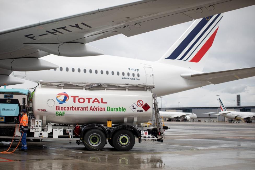 Tankowanie SAF samolotu A350-900 należącego do Air France (fot. Air France)
