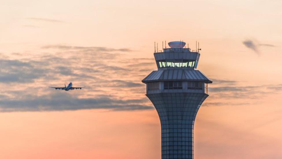 Wieża kontroli lotów - samolot pasażerski (fot. FAA)