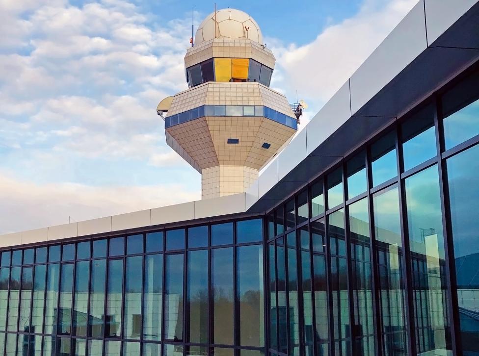 Wieża kontroli lotów na Lotnisku Chopina - widok z bliska zza budynku (fot. Piotr Bożyk/PAŻP)
