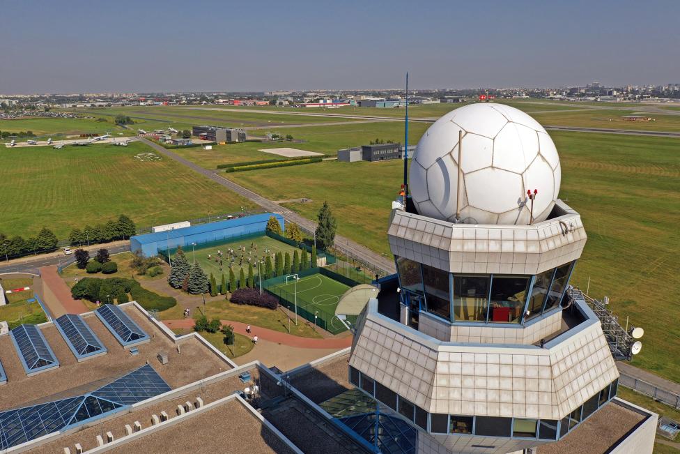 Wieża kontroli lotów na lotnisku Chopina - widok z bliska (fot. Maciej Włodarczyk)