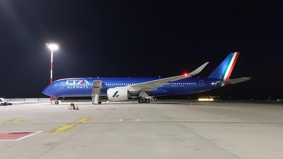 A350 linii ITA Airways na lotnisku w nocy (fot. Airbus)