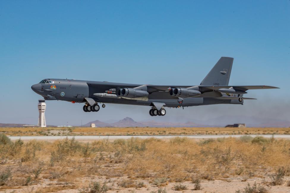 B-52H Stratofortress - start z lotniska w bazie sił powietrznych Edwards w Kalifornii (fot. edwards.af.mil)