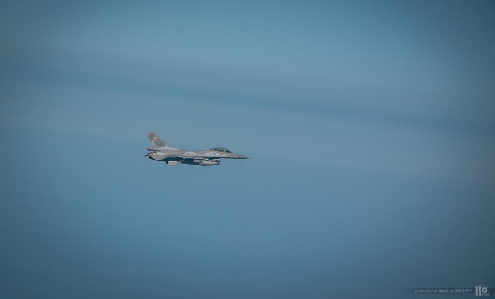 F-16 w locie - widok z boku z daleka (fot. st. chor. szt. mar. Arkadiusz Dwulatek)