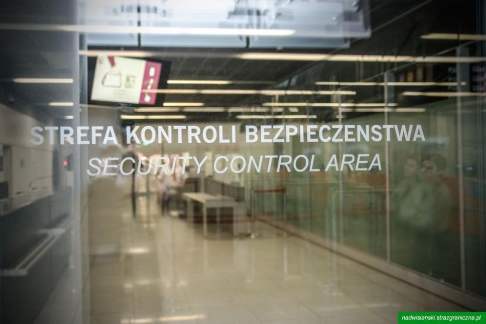 Lotnisko Chopina - strefa kontroli bezpieczeństwa (fot. Nadwiślański OSG)