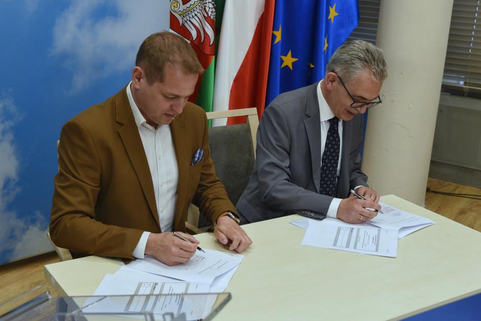 Moment podpisania umowy. Siedzą od lewej: Łukasz Porycki i Wojciech Strzyżewski (fot. Kazimierz Adamczewski)