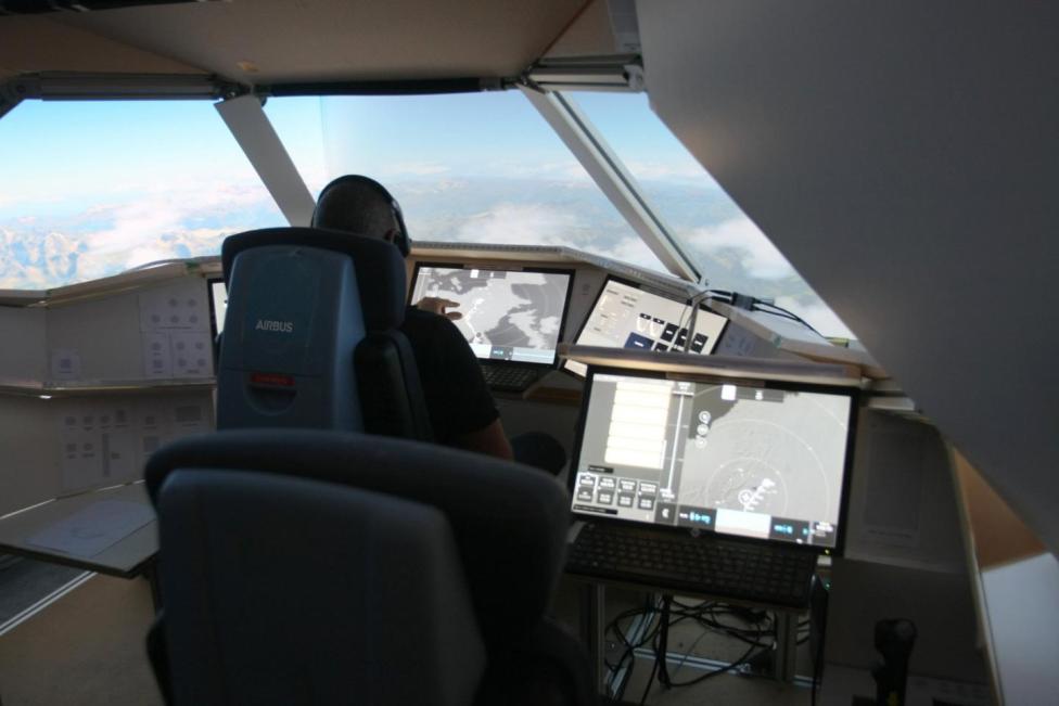 Pilot w załodze jednoosobowej w kabinie Airbusa, fot. Airbus