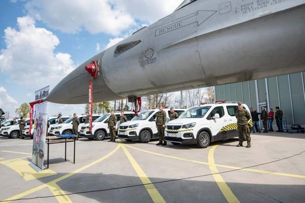Przekazanie testerów tarcia CSR dla wojskowych lotnisk (fot. ITWL)