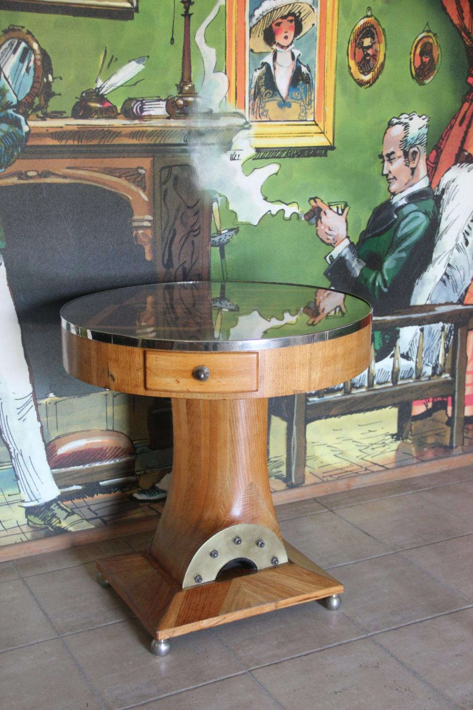 Stolik szachowy wykonany rzemieślniczo przez Jakuba Śliwę w Muzeum Lotnictwa Polskiego (fot. Muzeum Lotnictwa Polskiego)