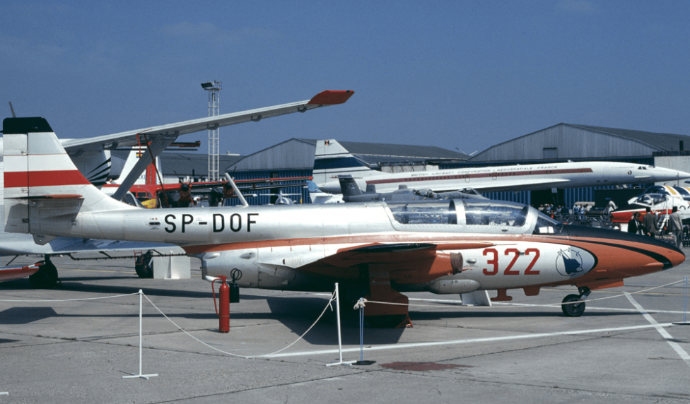 TS-11 Iskra (SP-DOF) na płycie lotniska (fot. Aeroklub Mielecki)