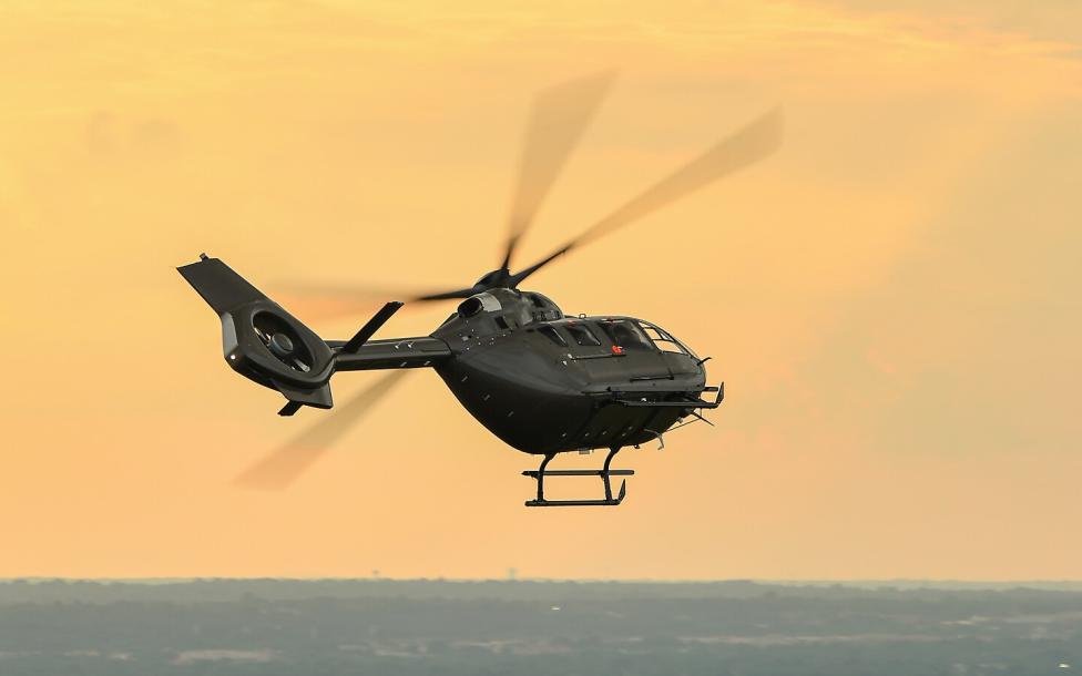 UH-72 B Lakota w locie - widok z tyłu z ukosa (fot. Airbus)