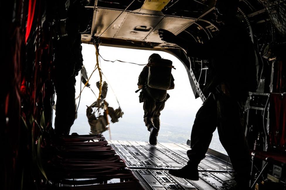 Desant ze śmigłowca CH-47 Chinook (fot. Sgt. Catessa Palone)