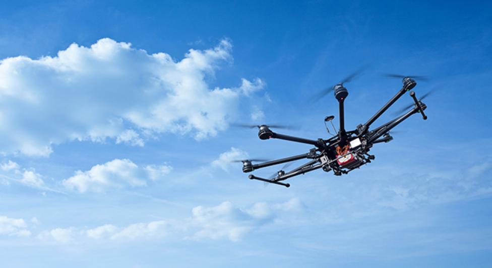 Dron w locie (fot. learningzone.eurocontrol.int)