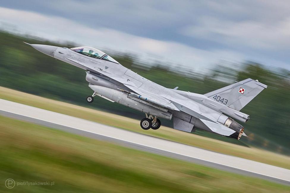 F-16 Polskich Sił Powietrznych - start (fot. Piotr Łysakowski)