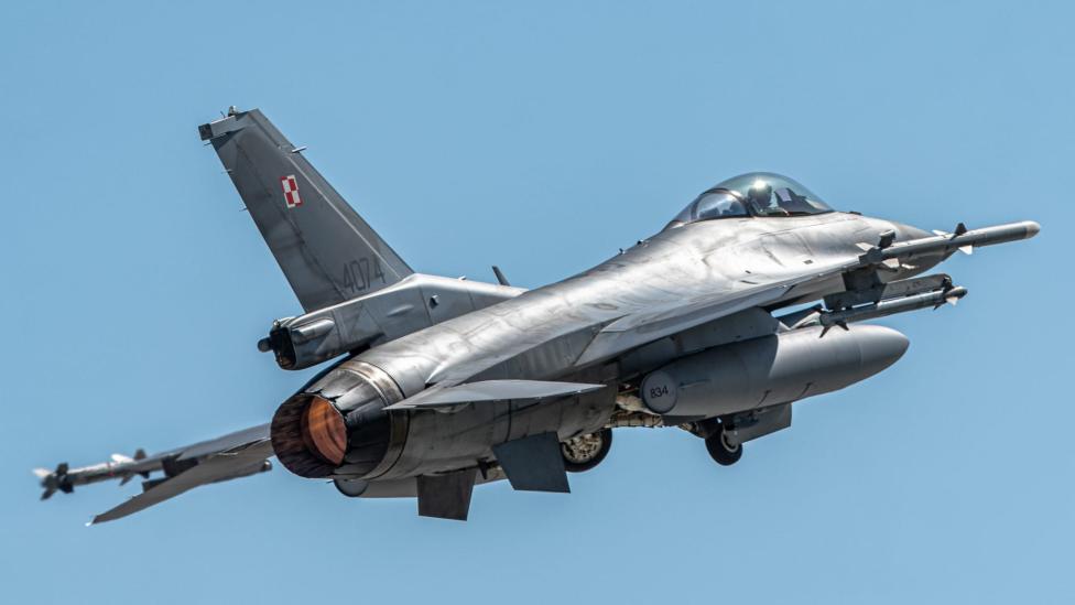 F-16 w locie - widok z ukosa z tyłu z bliska (fot. archiwum 32 BLT)