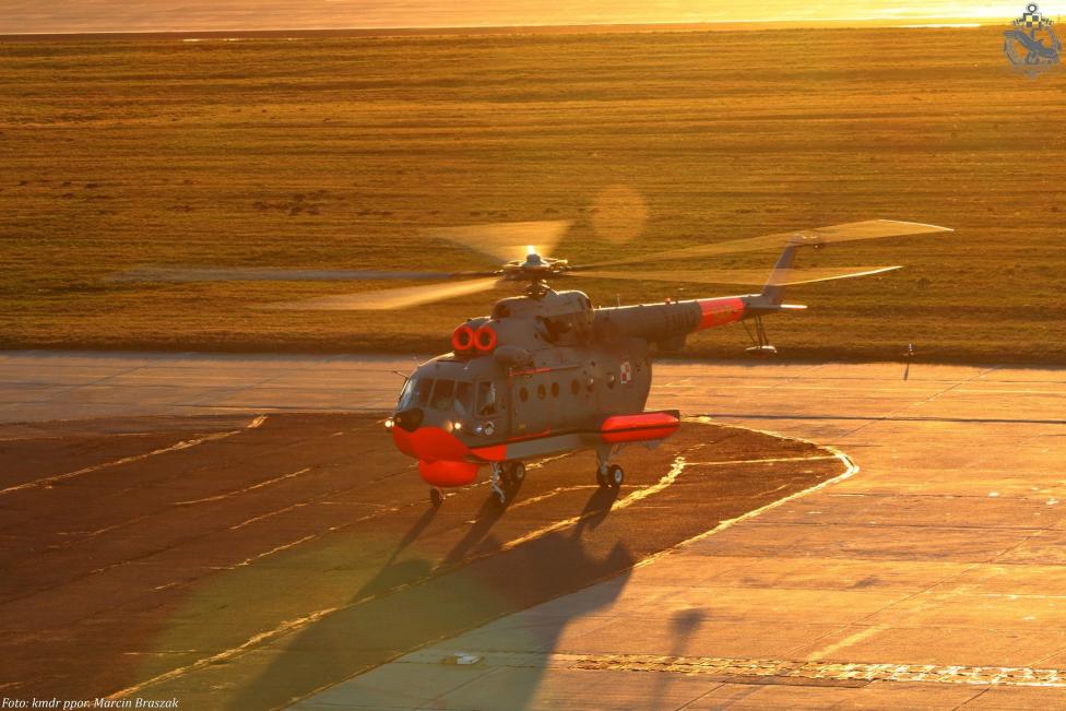 Mi-14PŁ/R z 44. Bazy Lotnictwa Morskiego w Darłowie o zachodzie słońca (fot. kmdr ppor. Marcin Braszak)